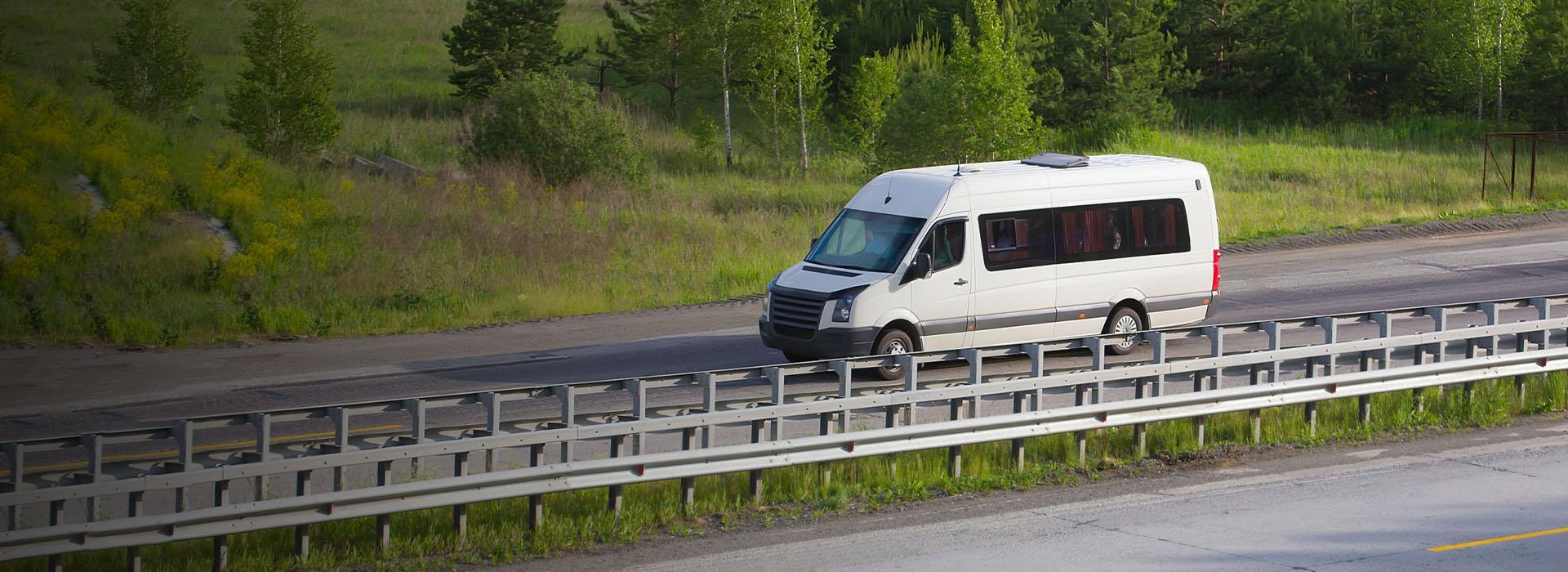 Bus transportowy jadący drogą w obszarze niezabudowanym Slajd 1